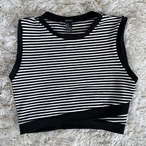 3/$12🌼Black and white crop top